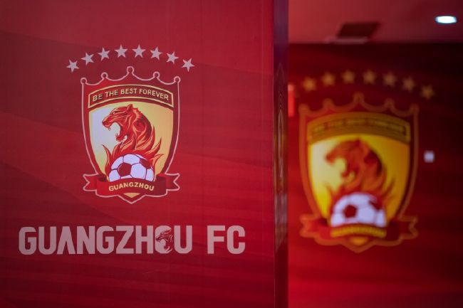 影片以“70后”夫妇陈果、张蓉为原型,讲述他们在海拔1600米的云顶山创办家庭式学堂,十几年来抚养培育了上千名孩子成长成