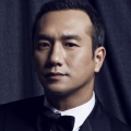 她为此接触了不下100位接诉即办一线的工作者，通过海选、海淘，筛选出片中呈现的故事。